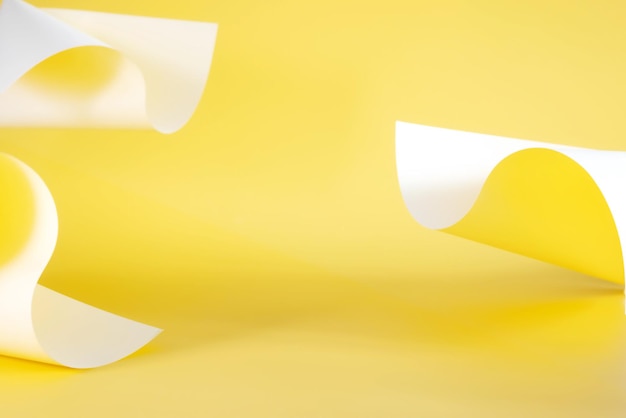 Fondo de papel amarillo coloreado para demostrar un producto cosmético