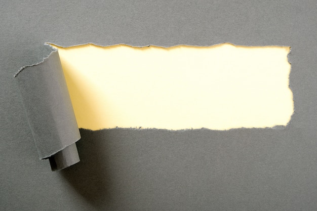 Fondo de papel amarillo rasgado rasgado de la tira amarilla