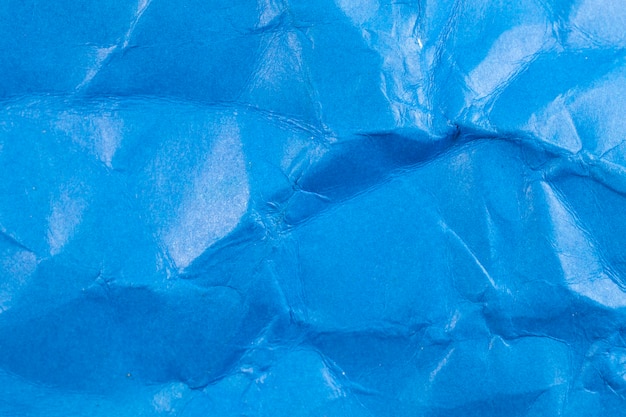 Fondo de papel azul arrugado.