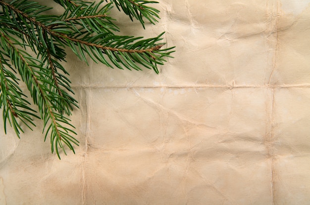 Fondo de papel beige con árbol de Navidad