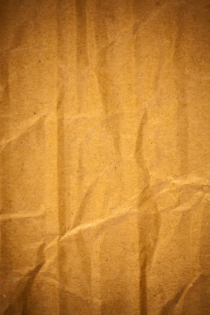 Fondo de papel de cartón marrón arrugado con textura.