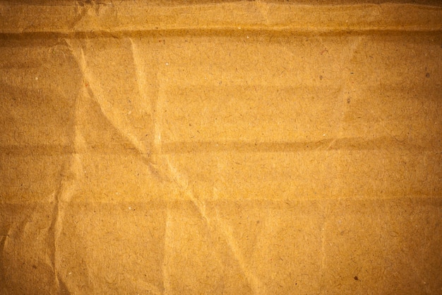 Fondo de papel de cartón marrón arrugado con textura.