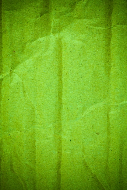 Fondo de papel cartón verde arrugado con textura.