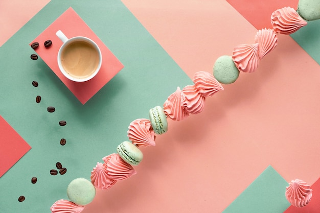 Fondo de papel geométrico en colores menta y coral con café y dulces