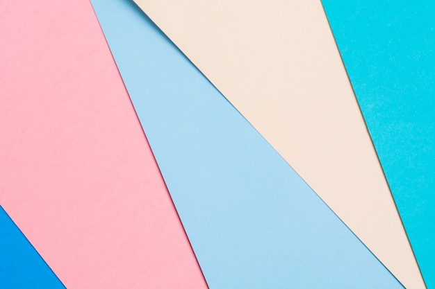 Fondo de papel geométrico colorido. Concepto de origami de cinco colores de papel