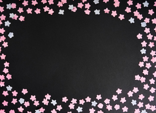 Fondo de papel negro con confeti de estrellas