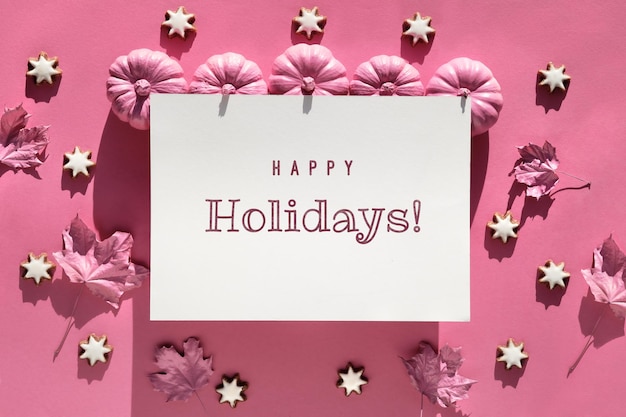 Fondo de papel rosa fucsia con decoración otoñal Texto Felices Fiestas