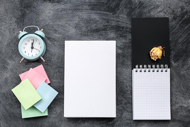 Fondo de papelería de moda en pegatinas de bloc de notas negro reloj despertador y flores