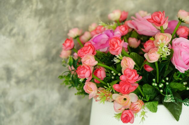 Fondo de pared de cemento de rosas en macetas