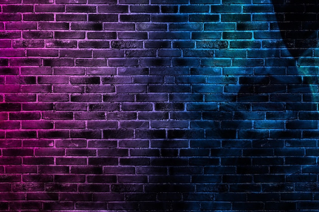 Fondo de pared de ladrillo negro con luces de neón y brillantes.