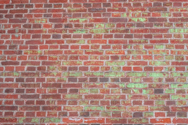 Fondo de pared de ladrillo rojo. Ladrillo con depósitos sobre el mismo. La textura de un muro de piedra.