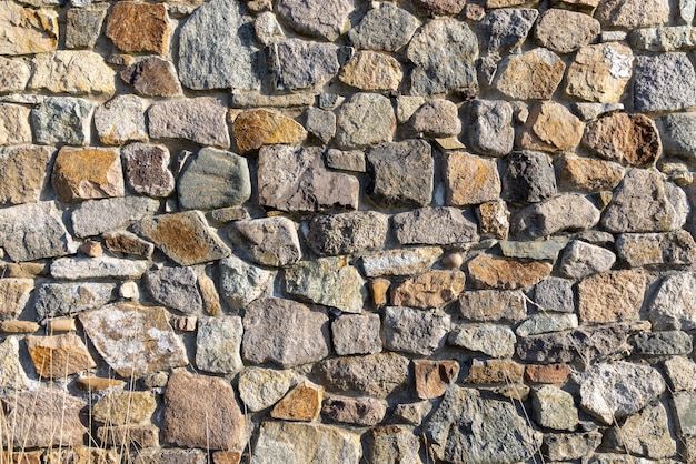 Fondo de una pared con piedras a la luz del sol