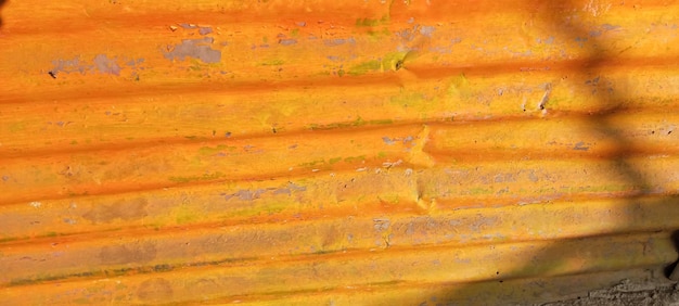 Fondo de pared de zinc viejo oxidado tomado de un ángulo de primer plano
