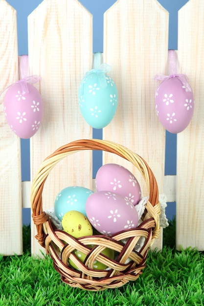 Fondo de Pascua de arte con huevos colgados en la cerca