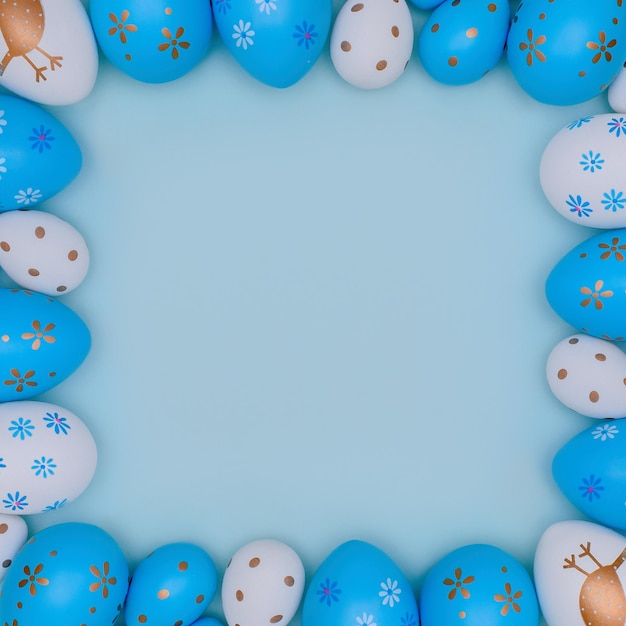 Fondo de Pascua azul colorido Marco cuadrado de huevos de Pascua pintados de azul y blanco con espacio de copia