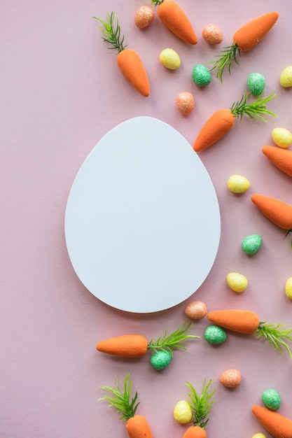 Fondo de pascua blanco en blanco con huevos y zanahorias de conejito este