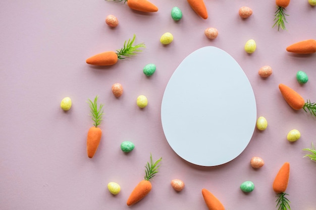 Fondo de pascua blanco en blanco con huevos y zanahorias de conejito este