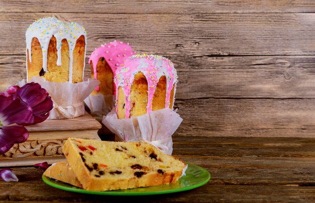 Fondo de pascua con colorido pastel de pascua tradicional | Foto Premium