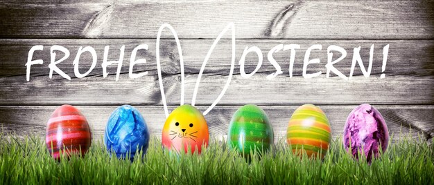 Fondo de Pascua con coloridos huevos de Pascua sobre fondo de madera