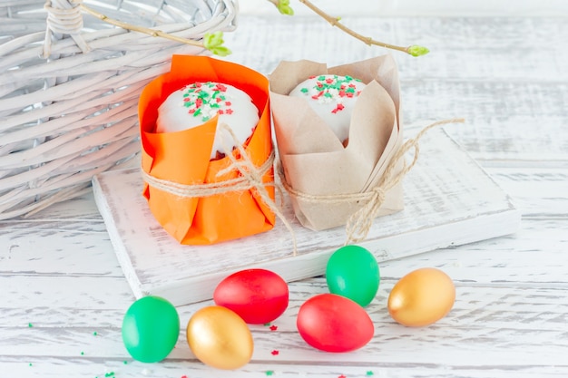 Fondo de Pascua. Comida tradicional en la mesa navideña: pastel de Pascua y huevos de Pascua pintados. Receta de Pascua.