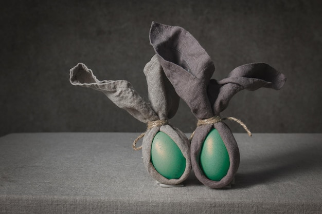 Fondo de Pascua con conejito de Pascua hecho de huevos y servilleta de lino Decoración festiva de la mesa del hogar de Pascua decoración de la mesa del hogar