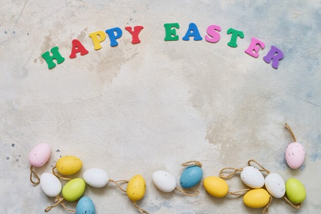 Fondo de Pascua. Decoración de Pascua y letras coloridas que forman palabras FELIZ PASCUA. Copie el espacio para