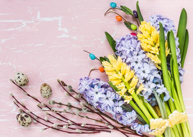 Fondo de Pascua con flores y huevos de codorniz.