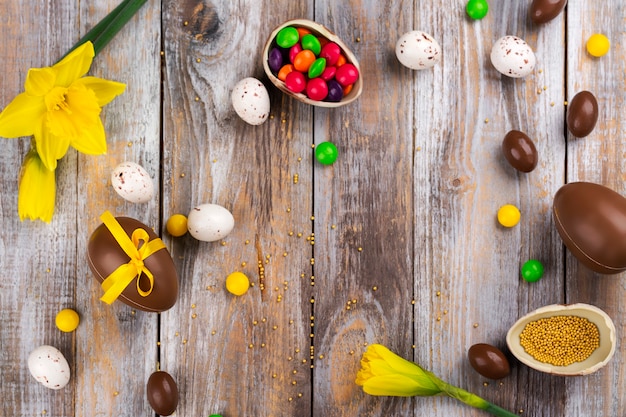 Fondo de Pascua con flores, huevos