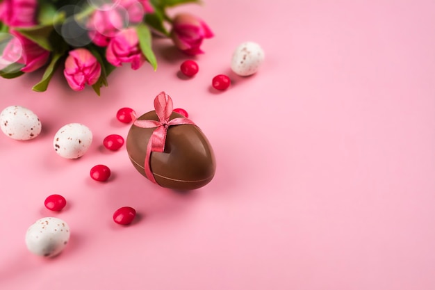 Fondo de Pascua con flores, huevos