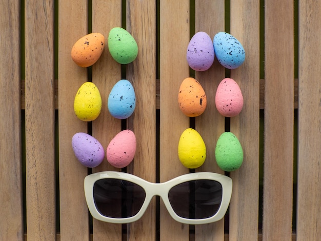 Fondo de Pascua con gafas de sol y huevos coloridos