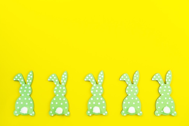 Fondo de Pascua hecho de liebres de conejitos de colores de la parte trasera un fondo amarillo