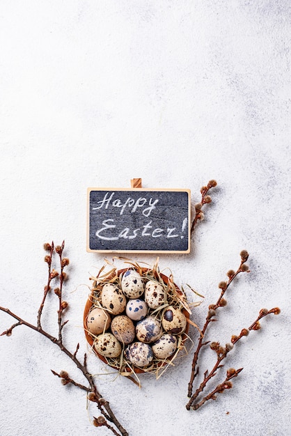 Fondo de Pascua con huevos de codorniz y sauce