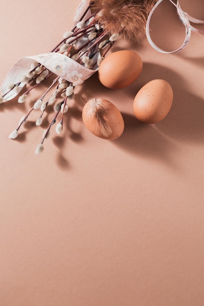 Fondo de Pascua con huevos de color natural y plumas marrones