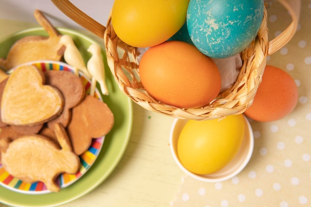 Foto fondo de pascua con huevos de colores y galletas caseras