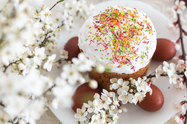 Fondo de Pascua con huevos de colores, huevos de Pascua de colores y ramas florecientes. Composición de Pascua. pastel de Pascua