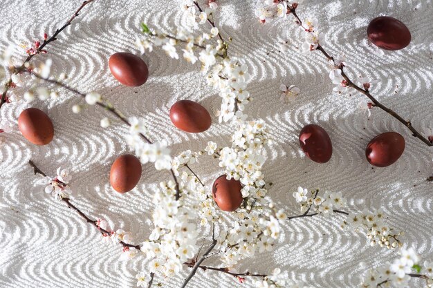 Fondo de Pascua con huevos de colores, huevos de Pascua de colores y ramas florecientes. Composición de Pascua.