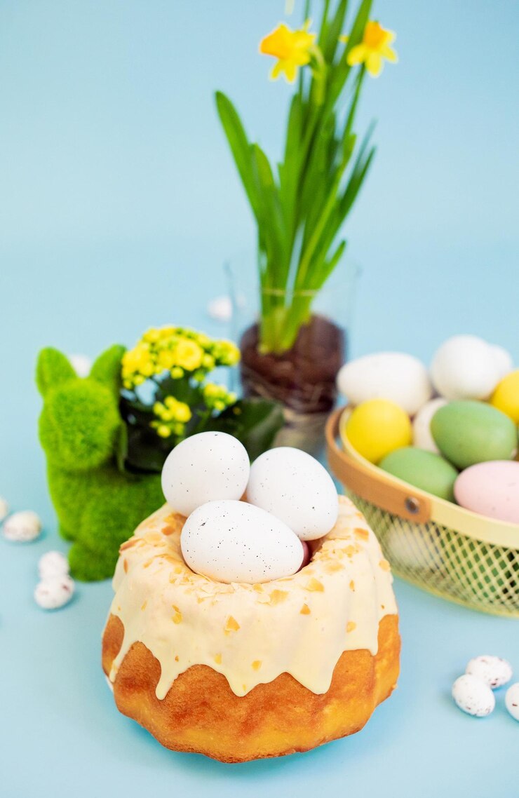 Fondo de Pascua con huevos de colores pastel de Pascua flores de primavera sobre un fondo azul Felices Pascuas