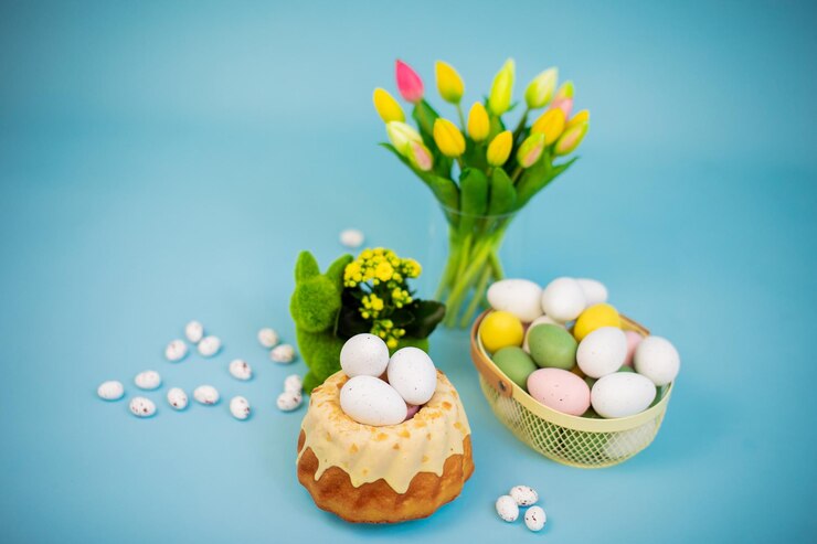 Fondo de Pascua con huevos de colores pastel de Pascua flores de primavera sobre un fondo azul Felices Pascuas
