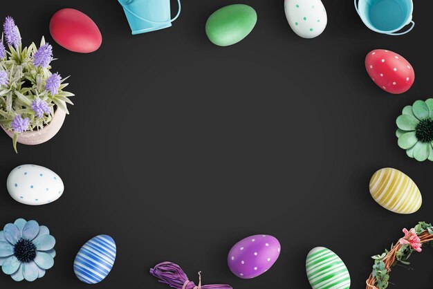 Fondo de Pascua con huevos de colores sobre fondo negro