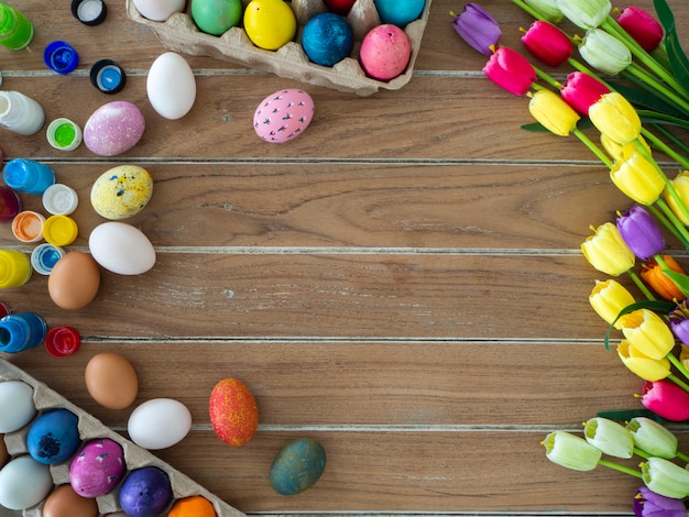 Fondo de Pascua con huevos coloridos y tulipanes