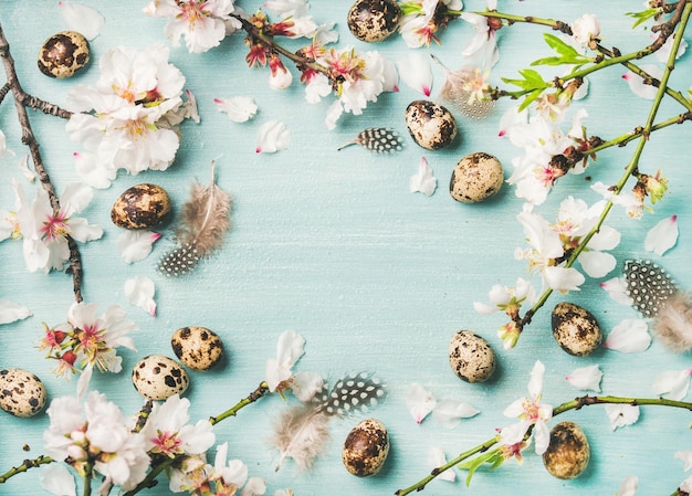 Fondo de Pascua con huevos y flores de flor de almendro de primavera