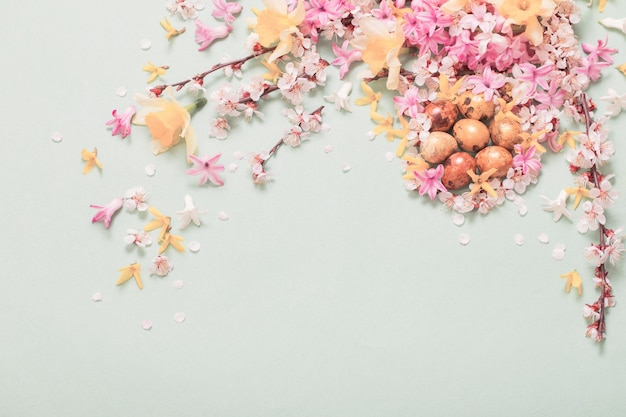 Fondo de Pascua con huevos y flores.