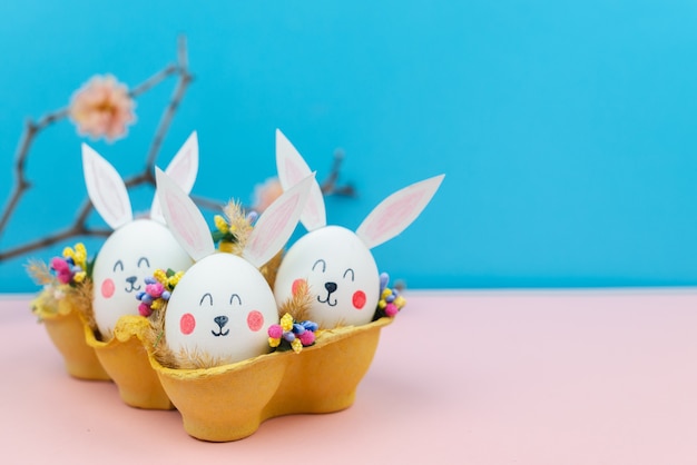 Fondo de Pascua con huevos en forma de conejos