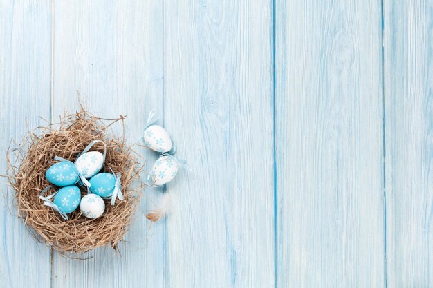 Fondo de Pascua con huevos en el nido