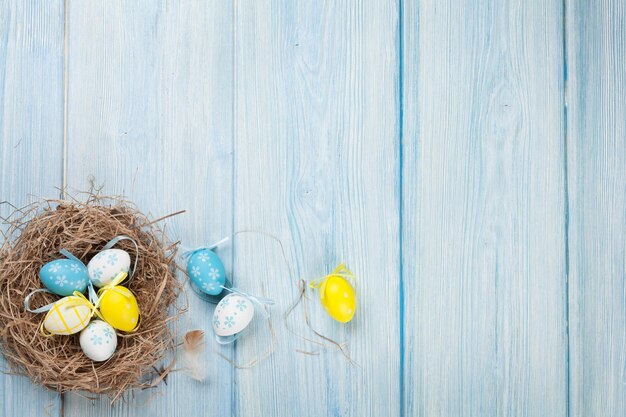 Fondo de Pascua con huevos en el nido