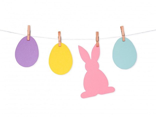 Fondo de Pascua con huevos de papel de colores y conejo en cuerda