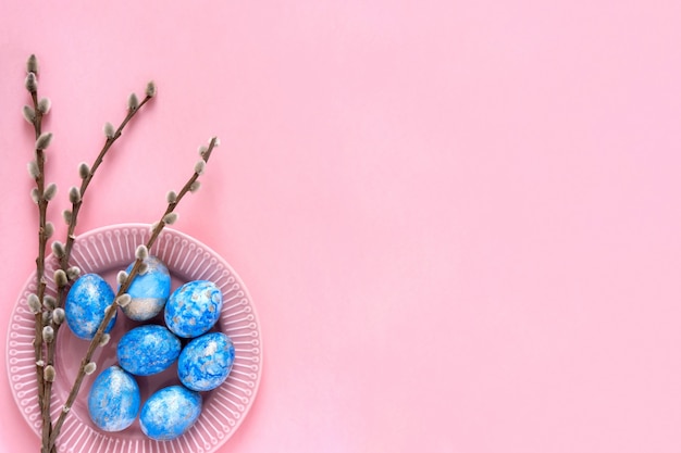 Fondo de Pascua con huevos de Pascua azul. Vista superior con espacio para su texto.