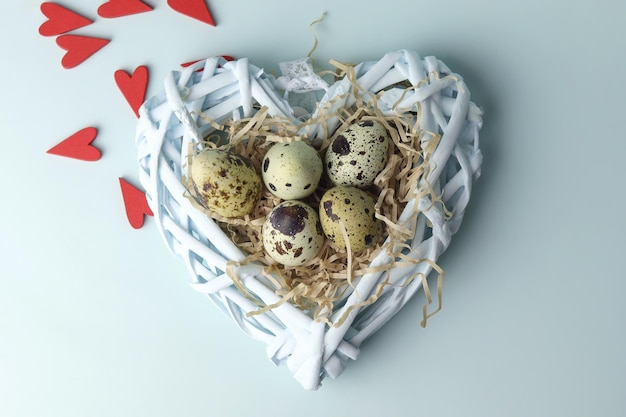 Fondo de Pascua con huevos de Pascua en un corazón trenzado Vista superior con espacio para copiar