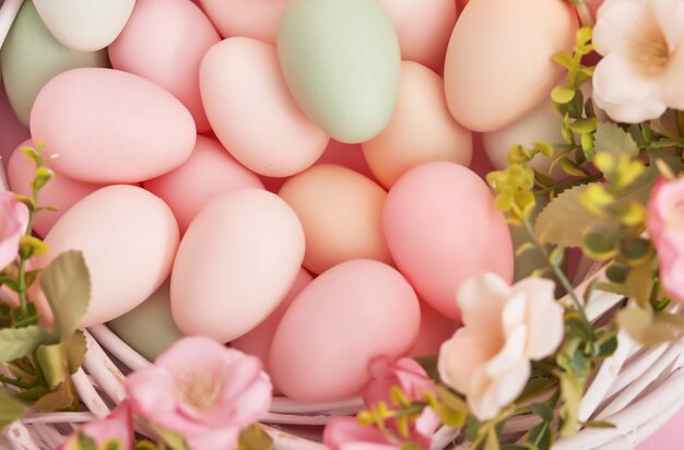Fondo de Pascua con huevos pintados en el nido.