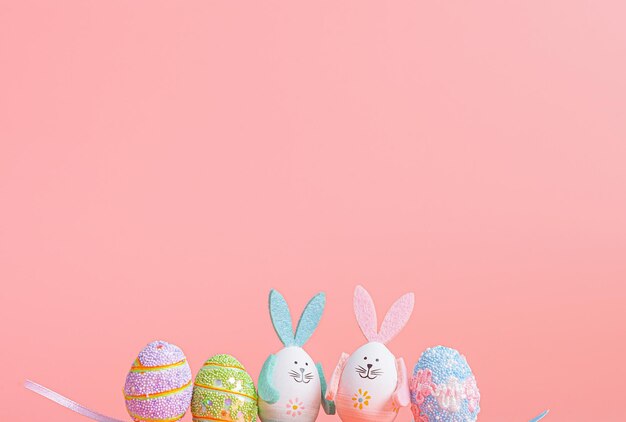 Fondo de pascua lindo y lindo con huevos de pascua y conejitos